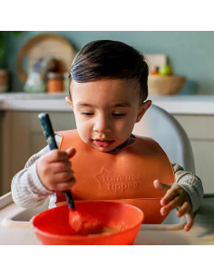 Мек силиконов лигавник Roll n Go Tommee Tippee, навива се на компактно руло за лесно прибиране, оранжев цвят, 6м+ 2