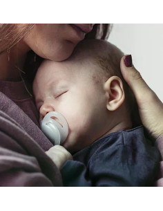 Комплект от 2 бр. ортодонтични залъгалки Tommee Tippee NIGHT TIME със светеща в тъмното дръжка, 0-6м, в бяло и синьо, в кутия 2