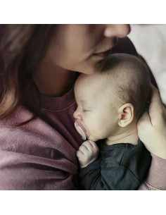 Комплект от 2 бр. ортодонтични залъгалки Tommee Tippee NIGHT TIME със светеща в тъмното дръжка, 0-6м, в розово, в кутия за ст 2