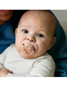 Комплект от 2 бр. ортодонтични залъгалки Tommee Tippee ANY TIME със симетричен силиконов биберон, 6-18м, розови с декор KIND, 2