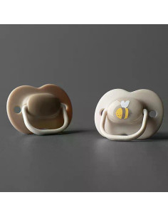 Комплект от 2 бр. ортодонтични залъгалки Tommee Tippee ANY TIME със симетричен силиконов биберон, 18-36м, кафяво и бежово с д 2