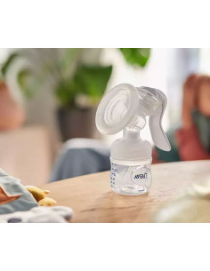 Ръчна помпа за изцеждане на кърма с чаши VIA Philips-Avent Natural Motion