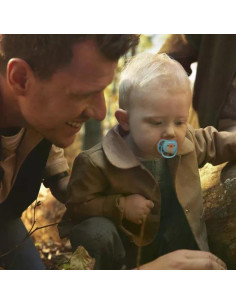 2 броя ортодонтски силиконови залъгалки Philips AVENT SCF349/58 Ultra Air, 18м+, с картинки, в кутия за стерилизиране 2