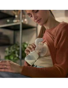 Ръчна помпа за изцеждане на кърма Natural Motion Philips AVENT SCF430/20 в комплект с шише Natural Response 125 мл, торбички  2