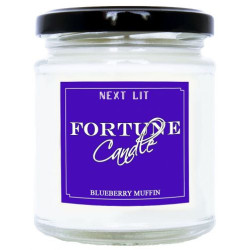 Ароматна свещ с късметче Next Lit Fortune Candle - Мъфин с боровинки, на английски