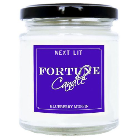 Ароматна свещ с късметче Next Lit Fortune Candle - Мъфин с боровинки, на английски